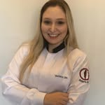 Dra. Verônica Lillo sorrindo, de jaleco branco